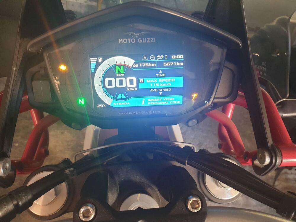 Moto Guzzi V85 TT Evocative Graphics (2021 - 23) (2)