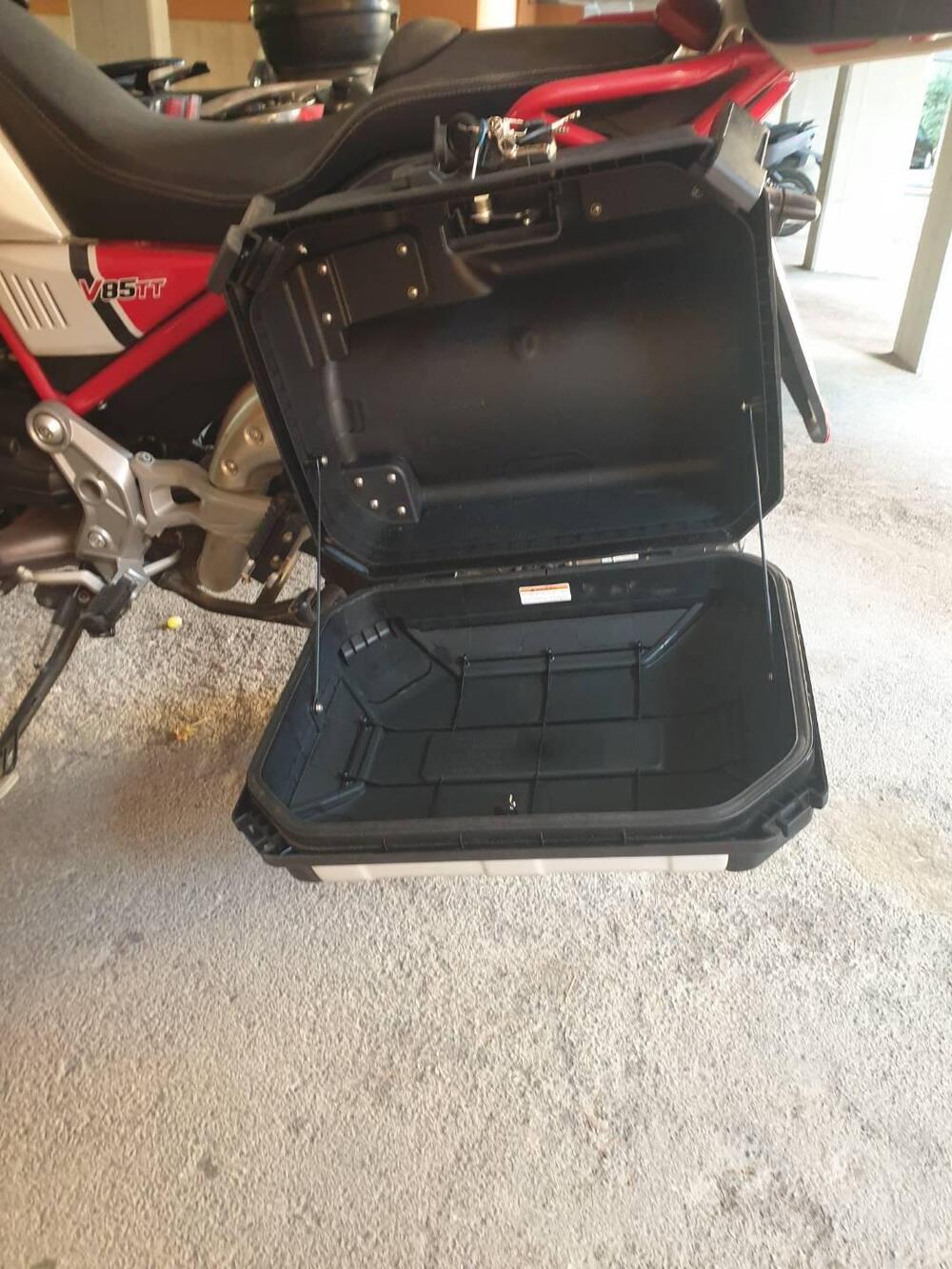 Moto Guzzi V85 TT Evocative Graphics (2021 - 23) (6)