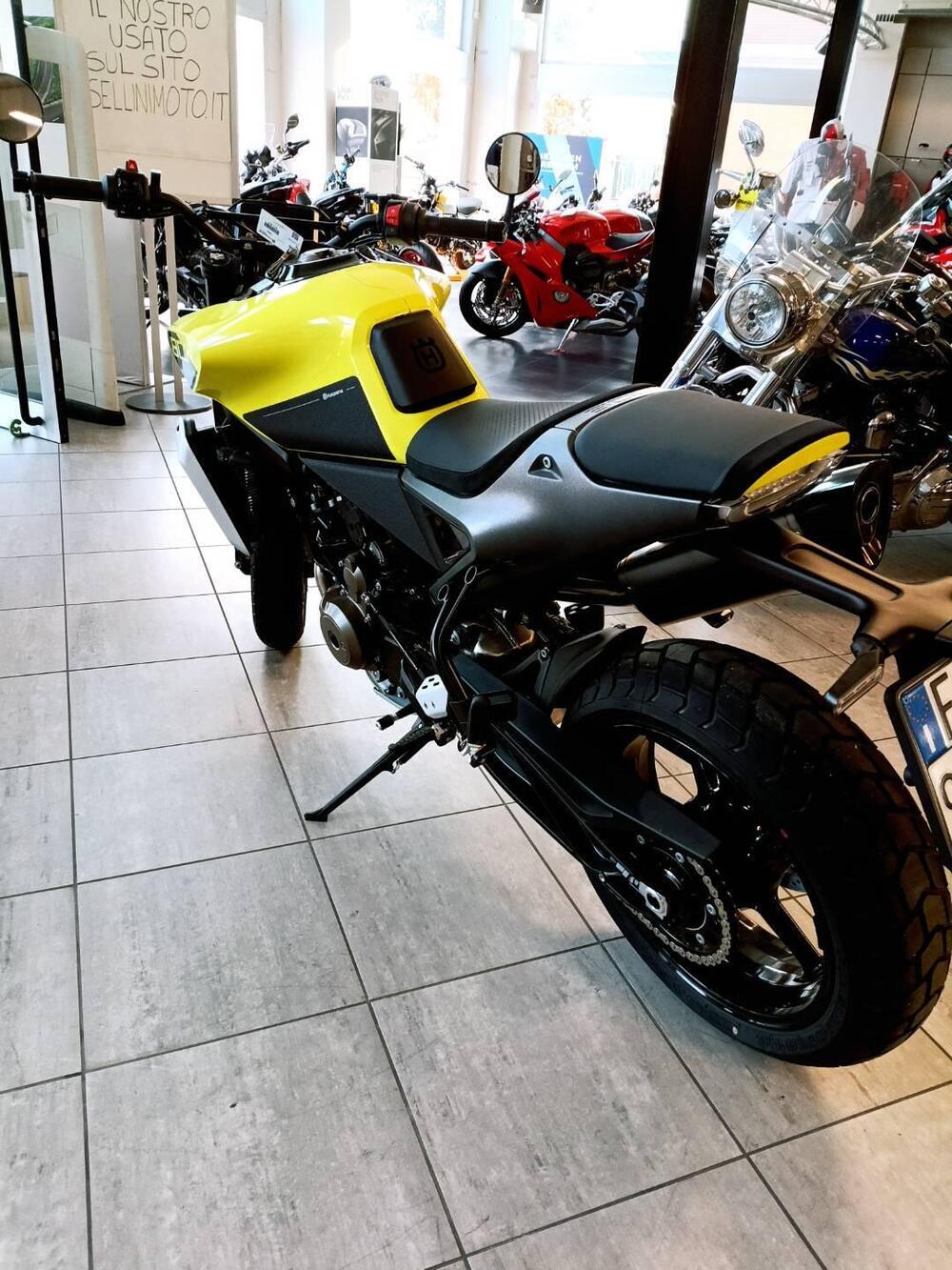 Husqvarna Svartpilen 801 L (2025 - 26) (3)