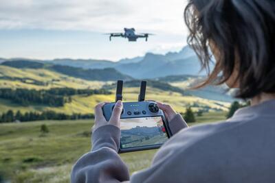 DJI Mini 5 Pro: compagno "di volo", anche in moto!