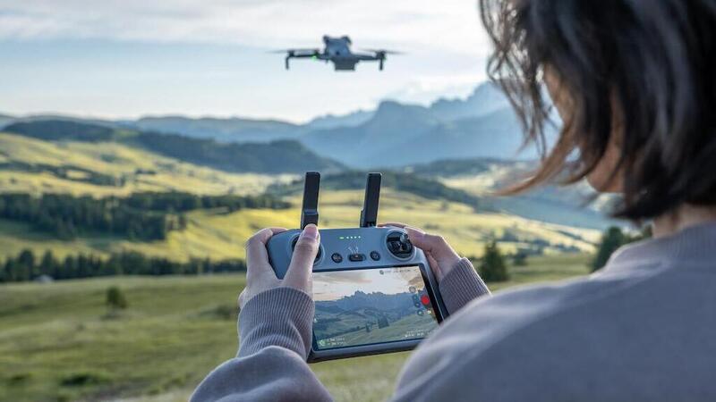 DJI Mini 5 Pro: compagno &quot;di volo&quot;, anche in moto!