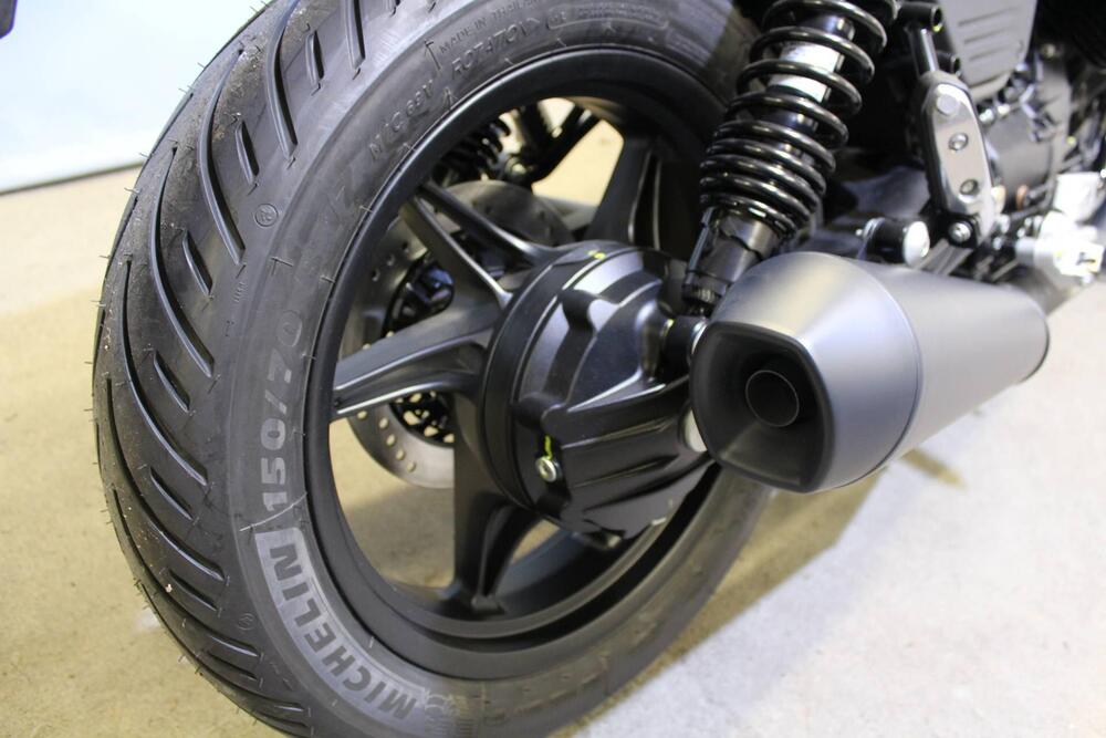 Moto Guzzi V7 Stone (2025 - 26) (4)