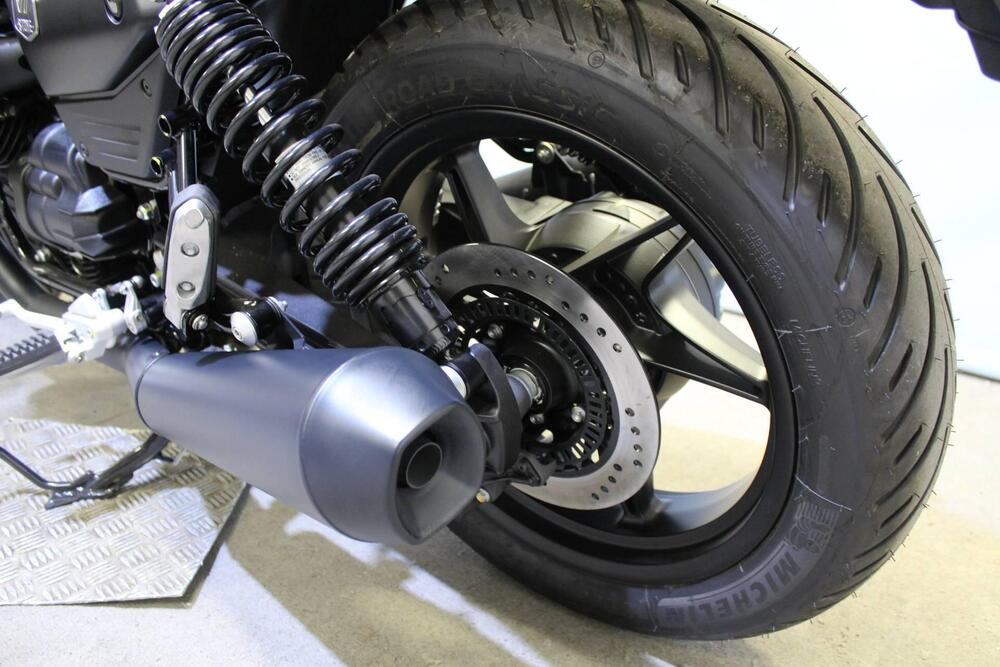 Moto Guzzi V7 Stone (2025 - 26) (15)