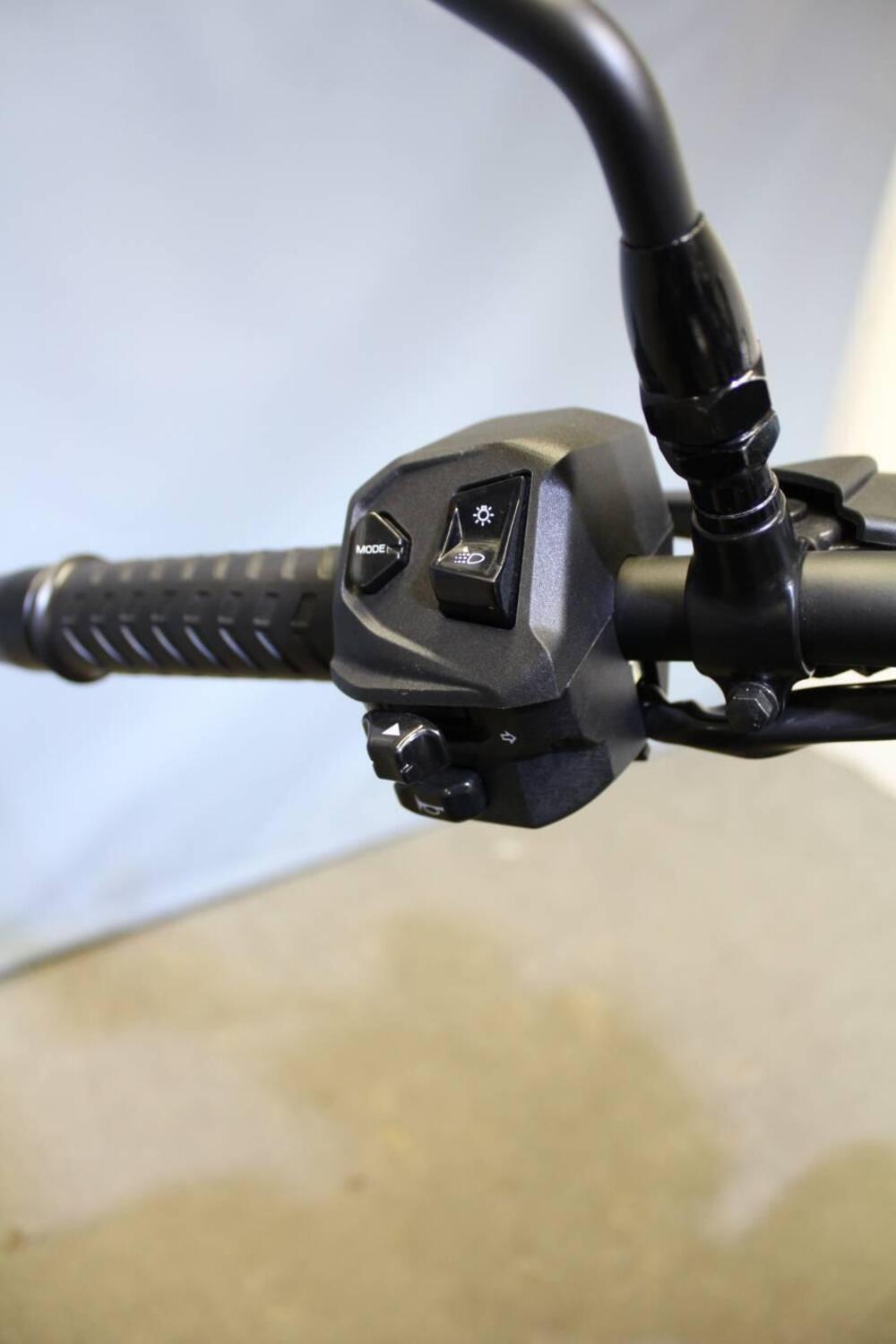 Moto Guzzi V7 Stone (2025 - 26) (9)