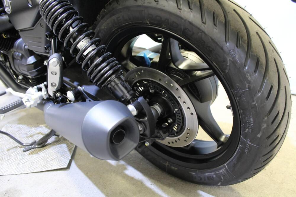 Moto Guzzi V7 Stone (2025 - 26) (14)