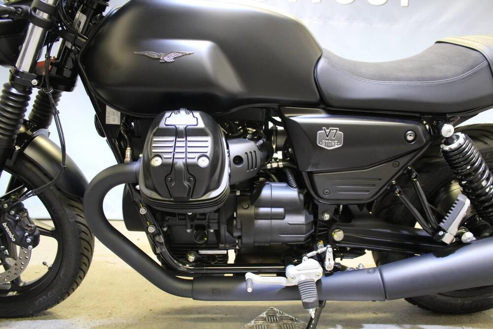 Moto Guzzi V7 Stone (2025 - 26) (15)