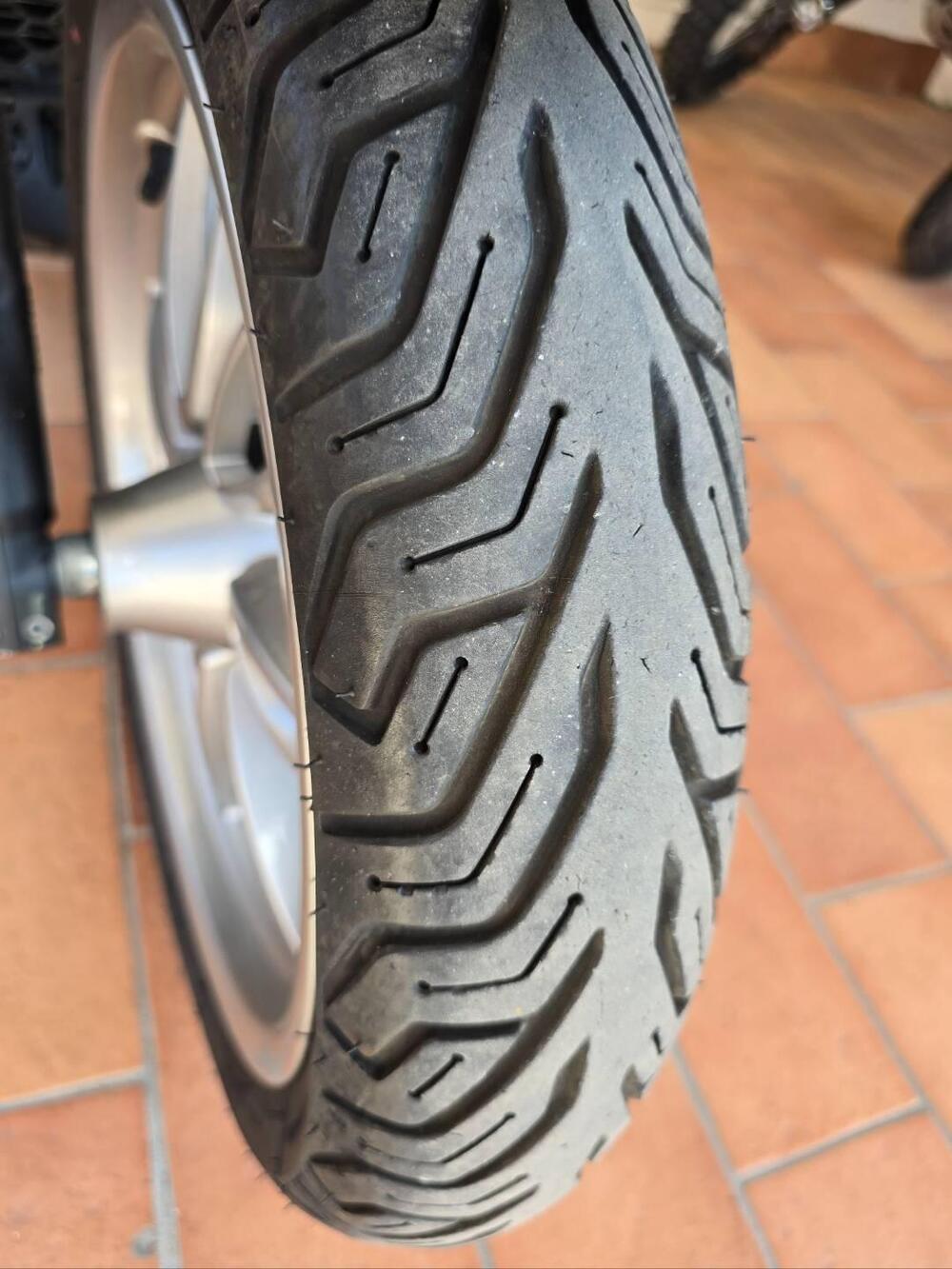 Piaggio Beverly 300 Hpe (2021) (7)