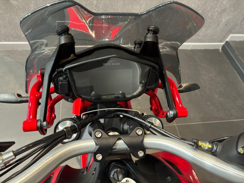 Moto Guzzi V85 TT Evocative Graphics (2021 - 23) (9)