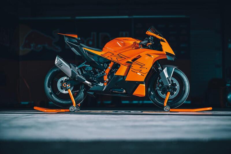 KTM 990 RC R 2026: lei &egrave; l&#039;erede della RC8. Ecco il prezzo [VIDEO E GALLERY]