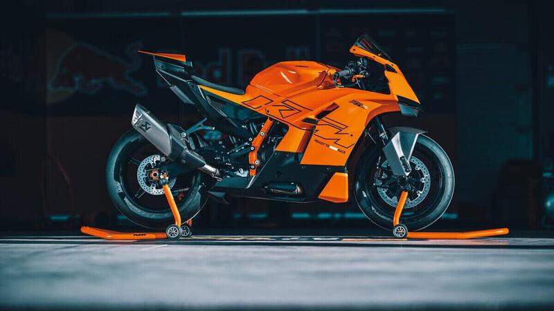 KTM 990 RC R 2026: lei &egrave; l&#039;erede della RC8. Ecco il prezzo [VIDEO E GALLERY]