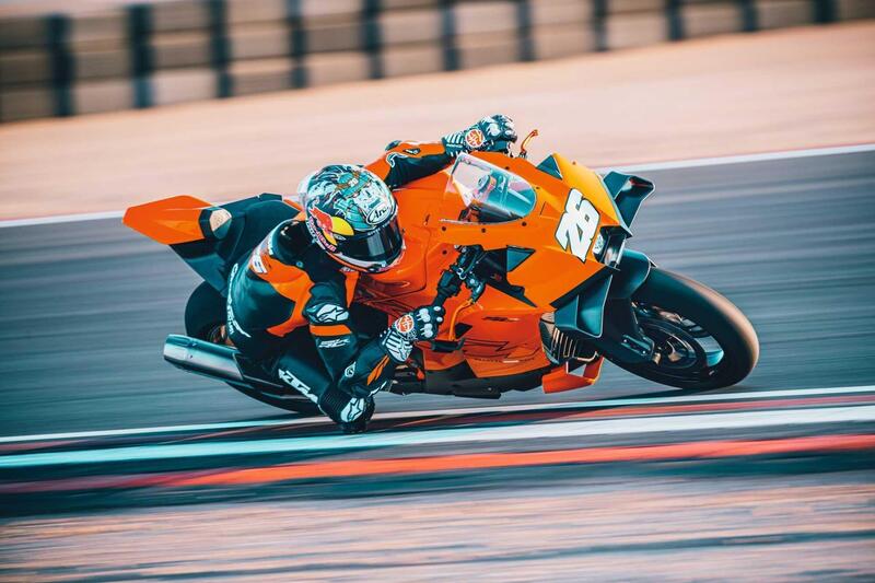 KTM 990 RC R 2026: lei &egrave; l&#039;erede della RC8. Ecco il prezzo [VIDEO E GALLERY]