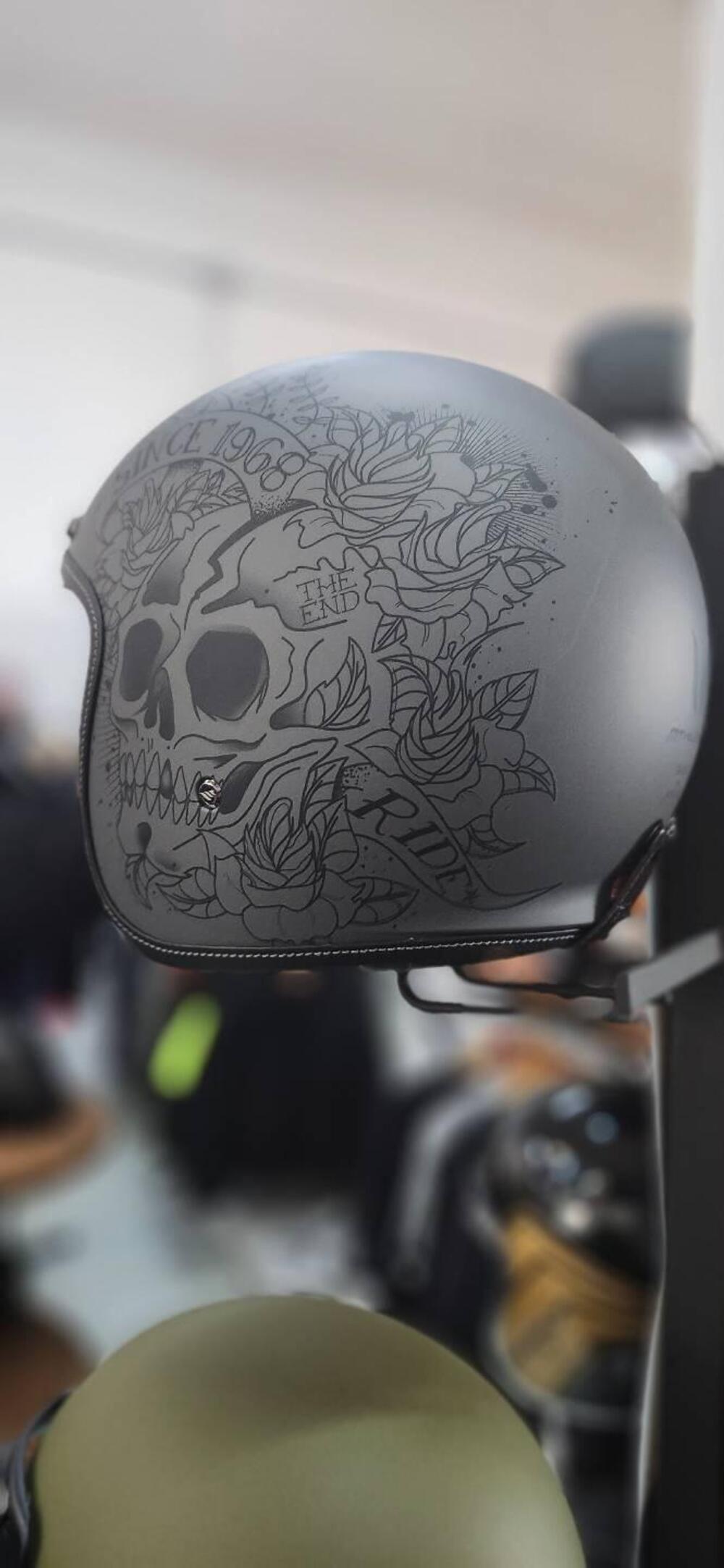 Casco jet Mt Helmets Le Mans 2 SV S Skull Roses A2 (3)