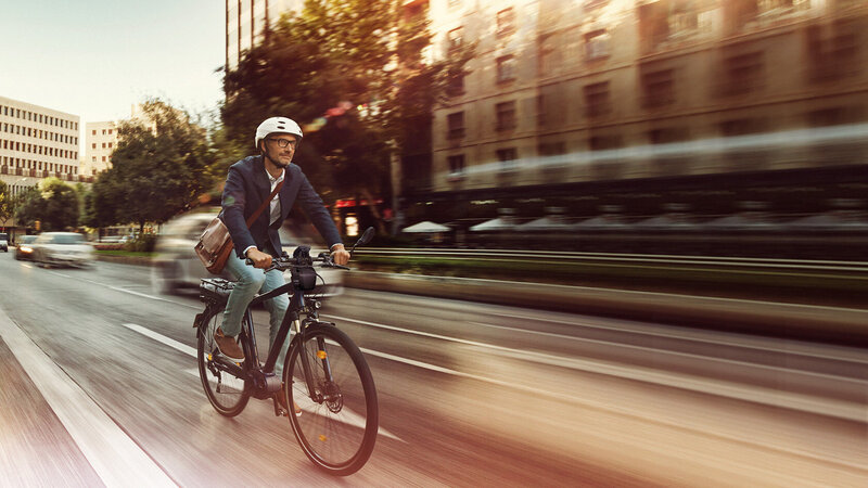 Casco obbligatorio per le E-Bike, ma non per le moto: benvenuti in America!