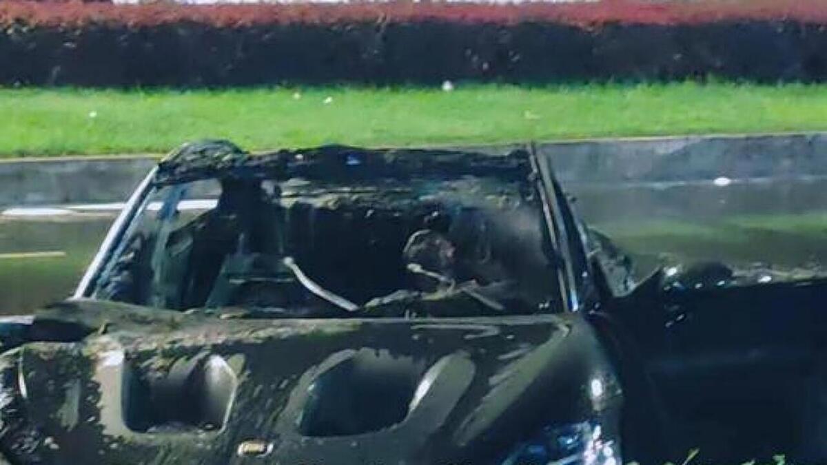 Tragedia a Chengdu: Xiaomi SU7 Ultra in fiamme, passanti impotenti davanti alle portiere bloccate (VIDEO)