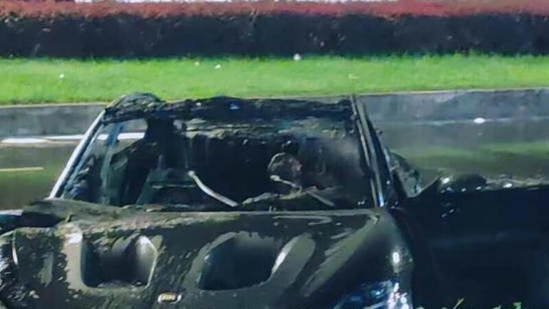 Tragedia a Chengdu: Xiaomi SU7 Ultra in fiamme, passanti impotenti davanti alle portiere bloccate (VIDEO)