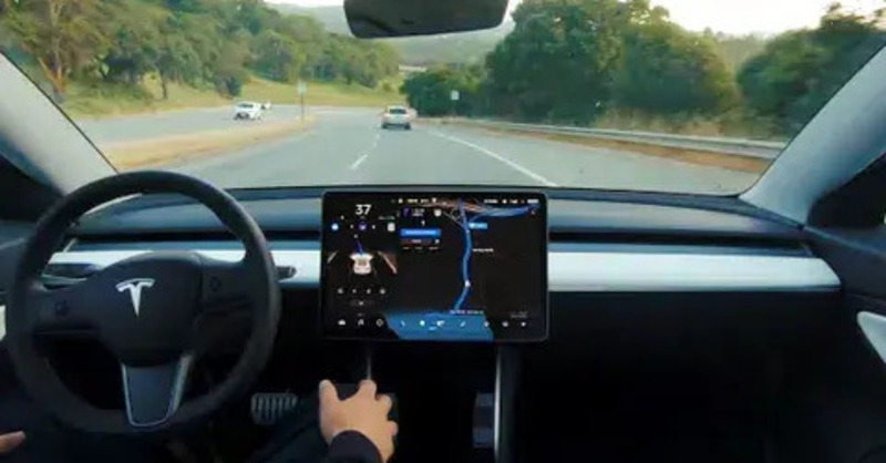 La guida autonoma di Tesla &egrave; da ritiro di patente: ignora i semafori rossi