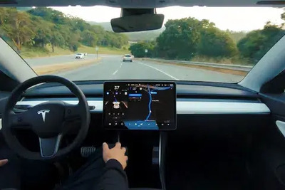La guida autonoma di Tesla &egrave; da ritiro di patente: ignora i semafori rossi