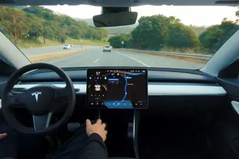 La guida autonoma di Tesla &egrave; da ritiro di patente: ignora i semafori rossi