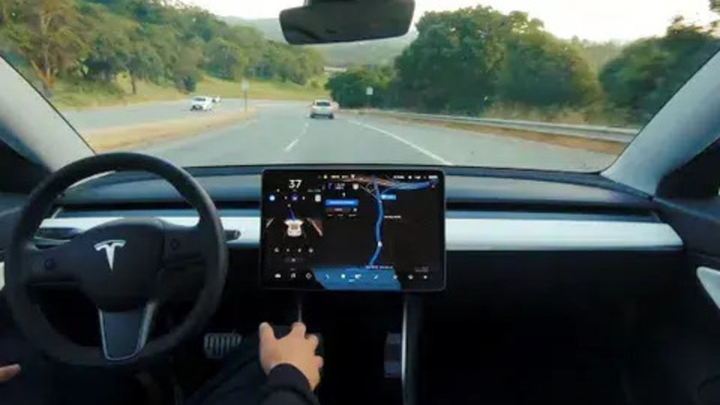 La guida autonoma di Tesla &egrave; da ritiro di patente: ignora i semafori rossi