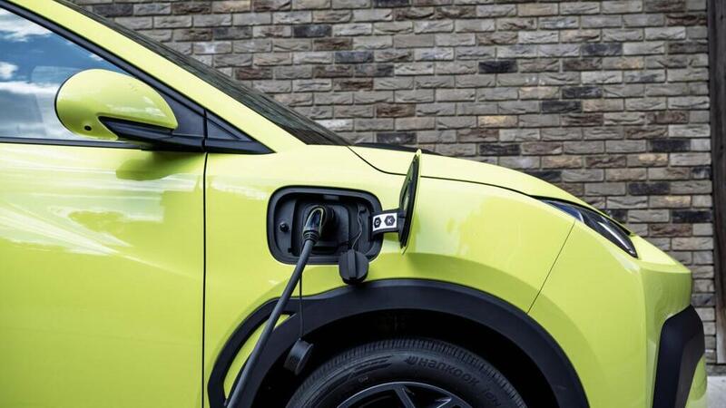 Incentivi auto elettriche 2025: Click Day del 15 ottobre rinviato all&#039;ultimo minuto, caos ecobonus
