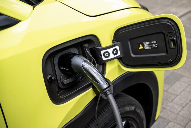 Auto elettriche in ricarica