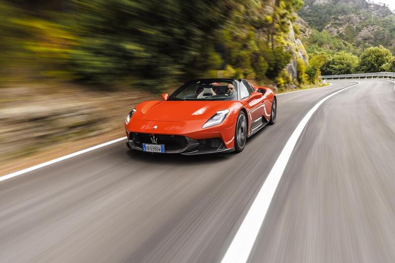 Maserati MCPura, la supercar che emoziona pi&ugrave; di qualunque elettrica. Prova e differenze rispetto a MC20