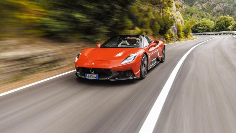 Maserati MCPura, la supercar che emoziona pi&ugrave; di qualunque elettrica. Prova e differenze rispetto a MC20
