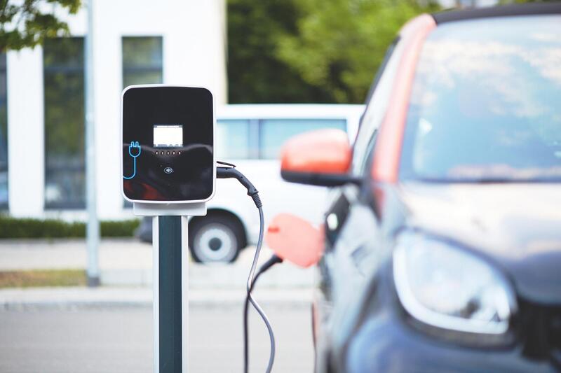 Un&#039;auto elettrica in ricarica
