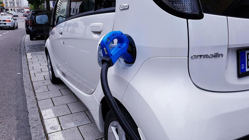 Sempre pi&ugrave; colonnine di ricarica compaiono nei parcheggi