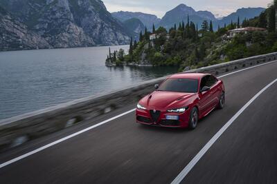 Alfa Romeo rallenta la corsa all&rsquo;elettrico: Giulia e Stelvio restano in produzione fino al 2027, in attesa delle nuove versioni ibride ed elettriche