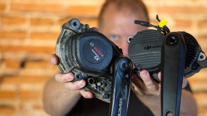 Batteria grande o peso leggero? I brand mentono!! Smontiamo due e-bike e pesiamo tutto [VIDEO]