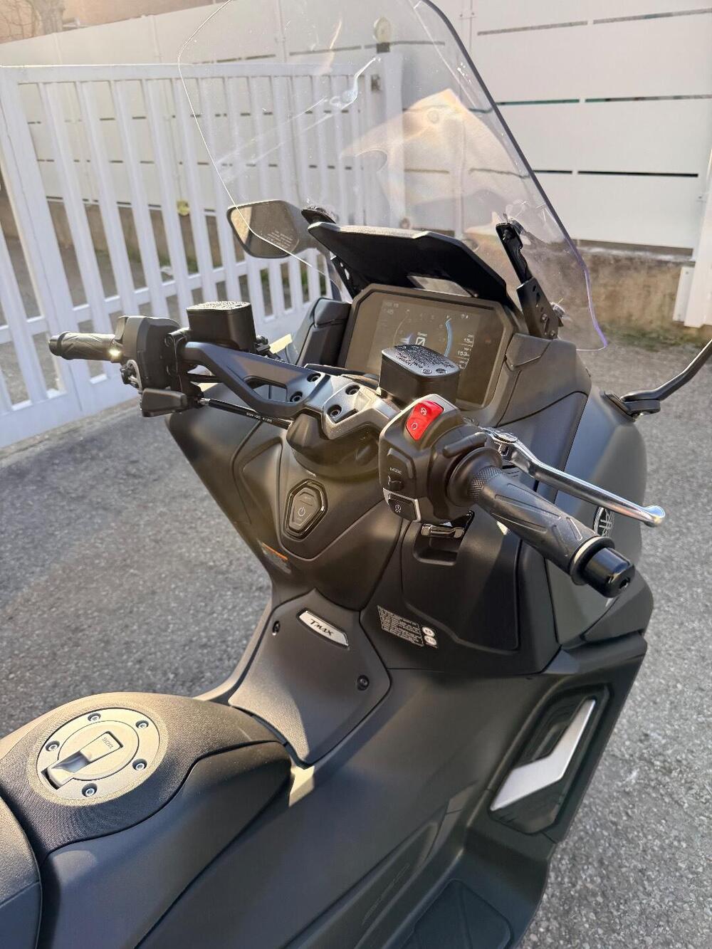 Yamaha T-Max 560 Tech Max (2025 - 26) (4)