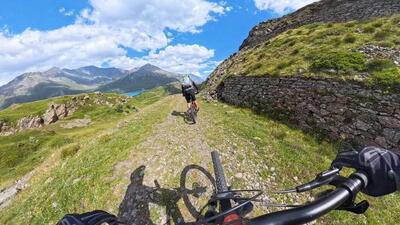 A 3.000 metri in e-bike: abbiamo raggiunto la seconda fortezza pi&ugrave; alta d&#039;Europa