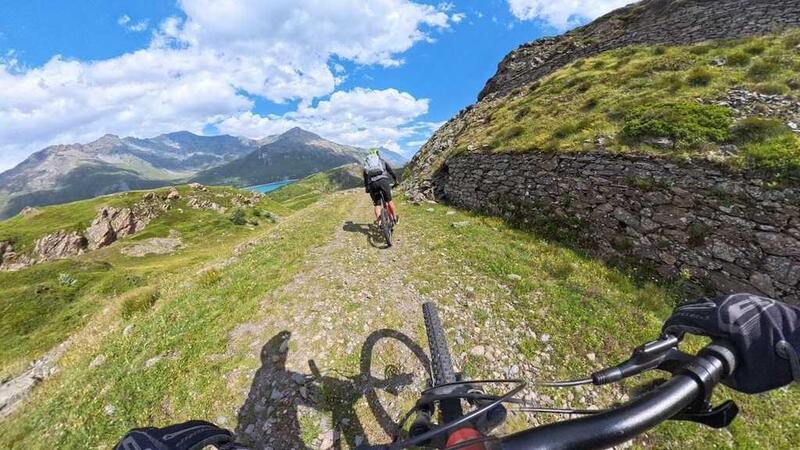 A 3.000 metri in e-bike: abbiamo raggiunto la seconda fortezza pi&ugrave; alta d&#039;Europa