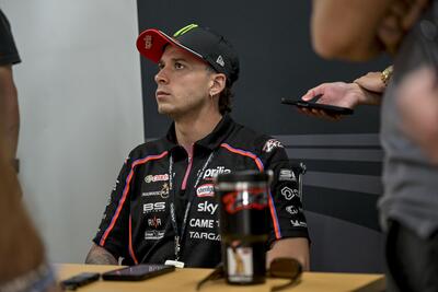 MotoGP 2025. GP dell'Australia. Marco Bezzecchi spiega l'incidente con Marc Marquez: "Il problema &egrave; stato fuori dalla pista: il gradino della ghiaia" 