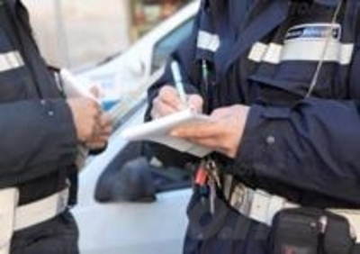 Motociclisti tedeschi fermati: senza targa, tra impennate e guida contromano 