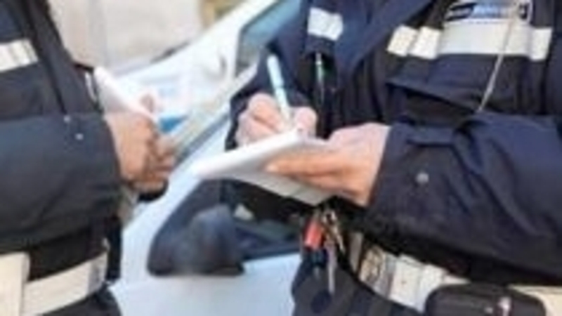 Motociclisti tedeschi fermati: senza targa, tra impennate e guida contromano 