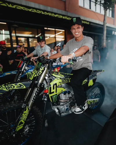 Lando Norris, dalla F1 alle moto: burnout ad Austin con la sua moto da cross personalizzata [GALLERY]