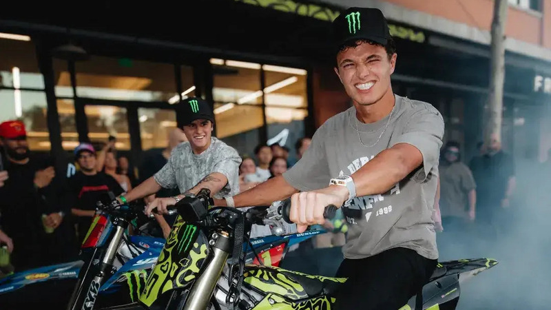 Lando Norris, dalla F1 alle moto: burnout ad Austin con la sua moto da cross personalizzata [GALLERY]