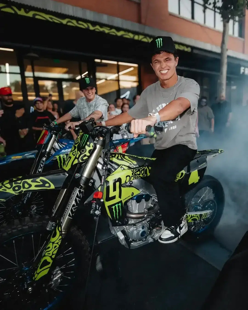 Lando Norris, dalla F1 alle moto: burnout ad Austin con la sua moto da cross personalizzata [GALLERY]