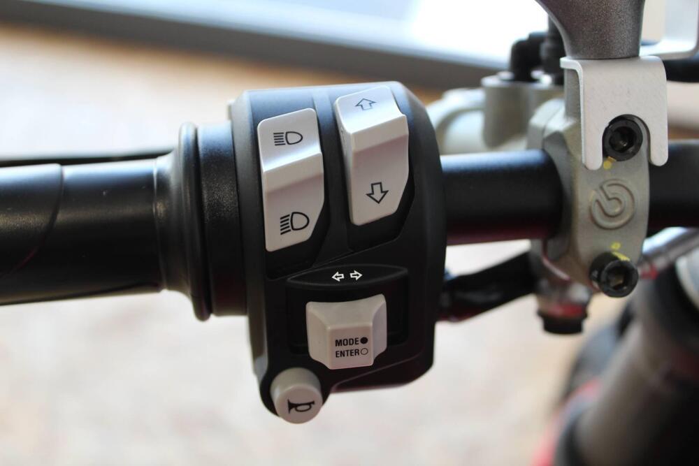 Ducati Monster 937 + (2021 - 25) (5)