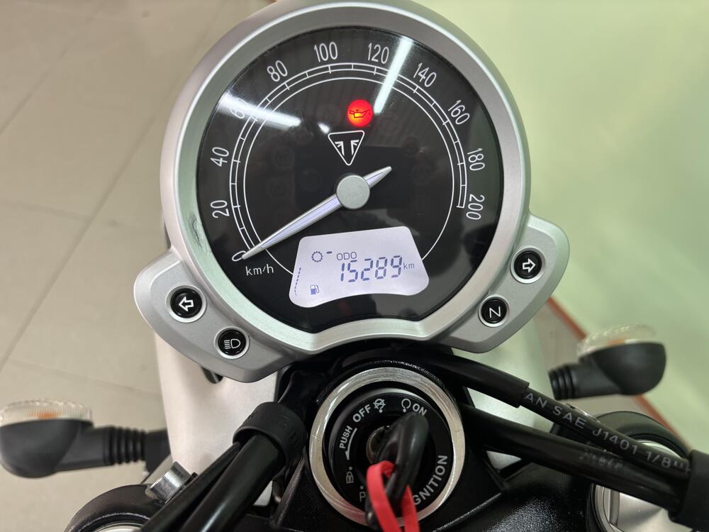 Triumph Street Twin 900 (2016) (6)