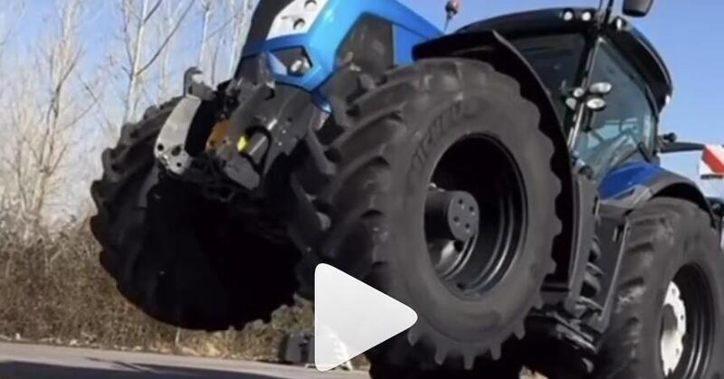 Zayn Sofuoglu, figlio d&rsquo;arte, impenna anche i trattori [VIDEO]