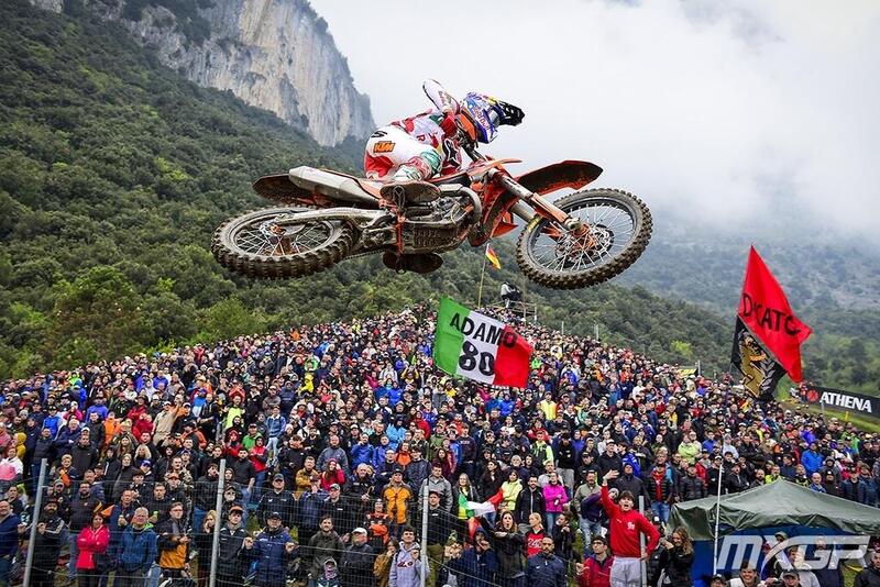 Andrea Adamo vola davanti alla collina di Arco di Trento