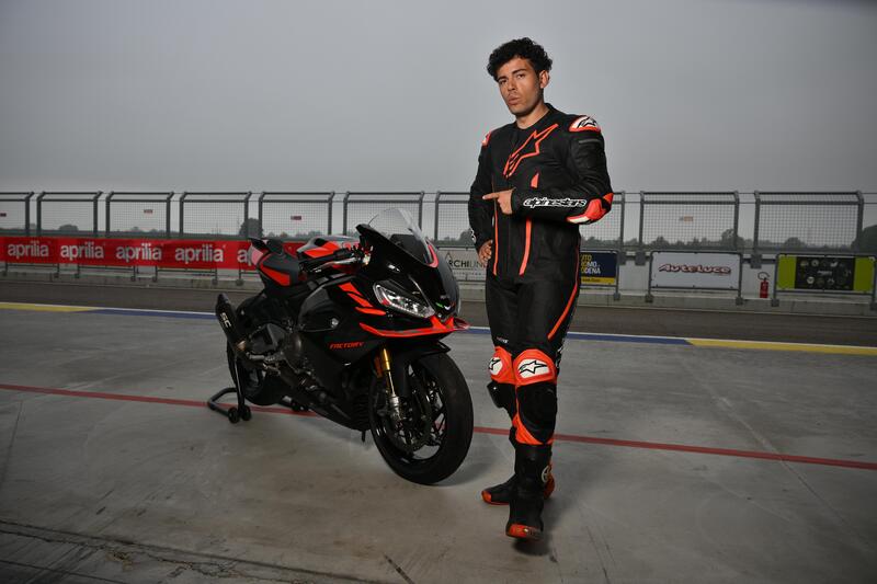 Aprilia RS 660 Factory 2025 test: le &Ouml;hlins valgono 2.000&euro; in pi&ugrave;? Pro e Contro [VIDEO]