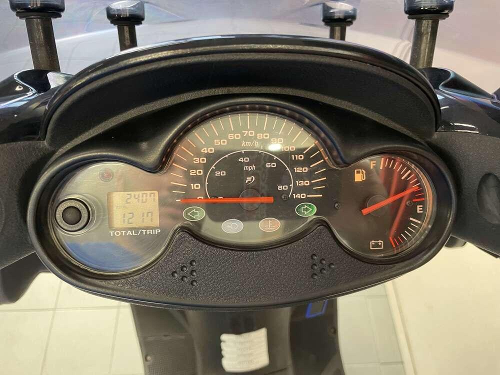 Yamaha Majesty 125 (2000 - 06) (2)