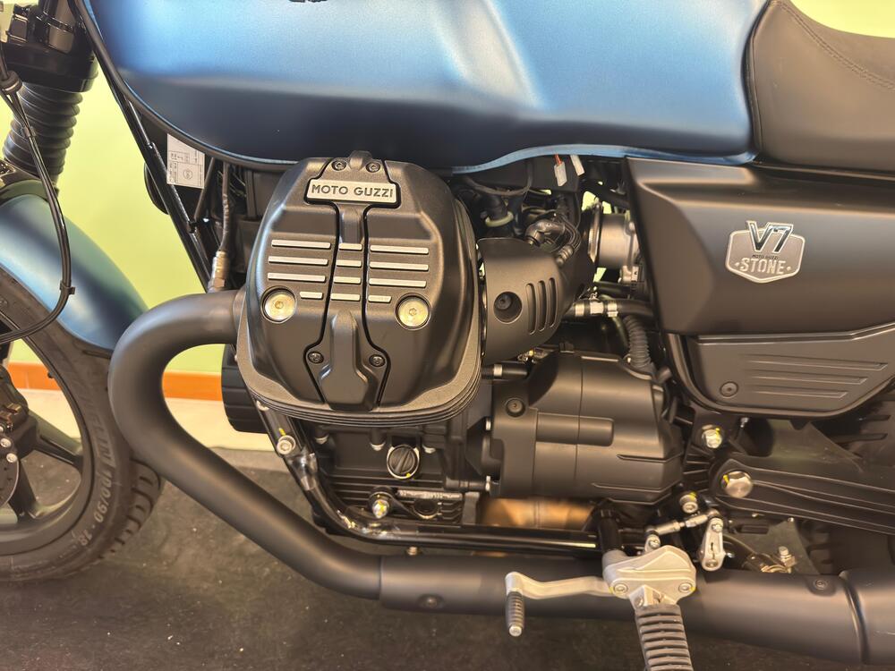Moto Guzzi V7 Stone (2025 - 26) (7)
