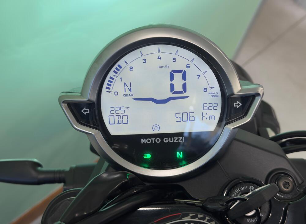 Moto Guzzi V7 Stone (2025 - 26) (9)