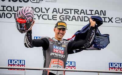 MotoGP 2025. GP dell'Australia. Moto2: Senna Agius eroe in casa! Sul podio Diogo Moreira, a -2 punti da Manu Gonzalez