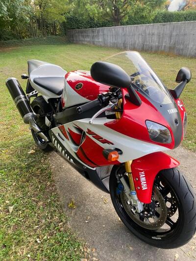 Yamaha YZF 750 R7 usata